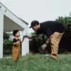 Dalam ajaran Islam, ayah merupakan pihak yang memikul tanggung jawab utama untuk memenuhi kebutuhan hidup anak