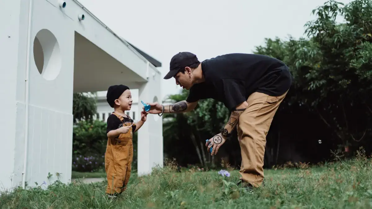 Dalam ajaran Islam, ayah merupakan pihak yang memikul tanggung jawab utama untuk memenuhi kebutuhan hidup anak