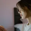 Dari obrolan ringan hingga berbagi cerita sehari-hari, percakapan melalui aplikasi chat.