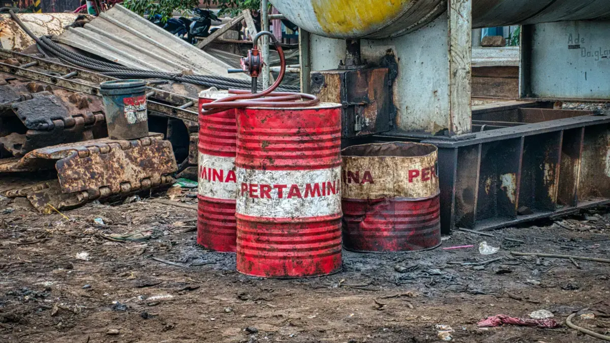 Harga minyak dunia kembali mengalami penurunan dan bahkan sempat bergerak di bawah level US$ 70 per barel.