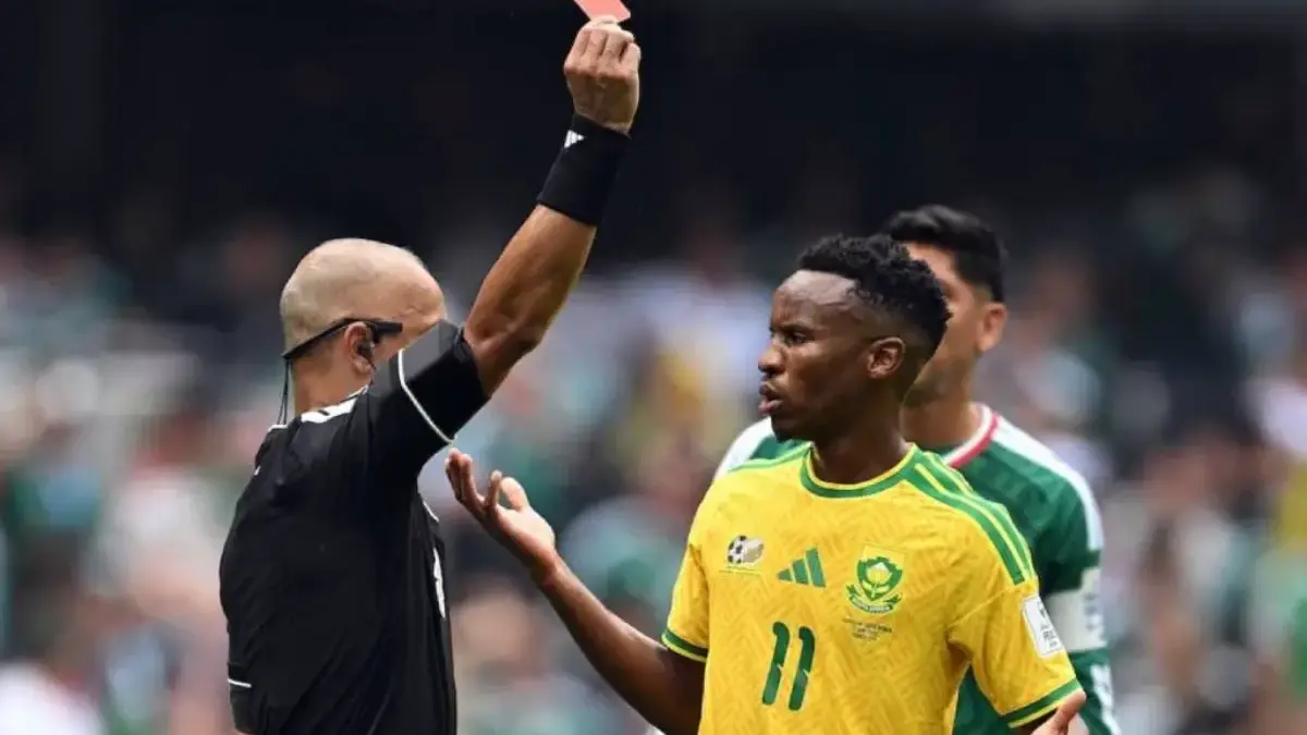 Wasit Piala Dunia 2026 Terkesan Galak, Empat Kartu Merah Keluar di Hari Pertama Wasit sedang mengangkat kartu merah di hadapan pemain yang sedang tertunduk lesu di lapangan hijau