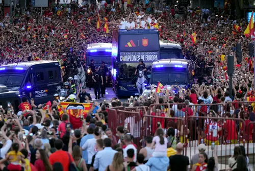 2 Juta Orang Turun ke Jalan, Madrid Mewah Jadi Lautan Manusia Rayakan Spanyol Juara Dunia Spanyol juara piala dunia 2026