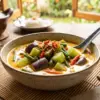 Semangkuk sayur lodeh rumahan dengan isian terong, labu siam, dan kacang panjang dalam kuah santan gurih