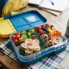 Ilustrasi bekal anak sekolah yang praktis, bergizi, dan menarik dengan tampilan warna-warni