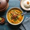 Semangkuk tongseng sapi dengan kuah santan gurih, potongan daging empuk, kol, tomat, dan cabai rawit