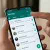 Ilustrasi notifikasi WhatsApp yang tidak muncul dengan ponsel dan aplikasi di layar