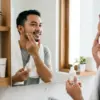Ilustrasi pria melakukan perawatan kulit wajah dengan produk skincare yang benar