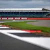 Sirkuit Silverstone Inggris dengan suasana paddock dan lintasan balap MotoGP