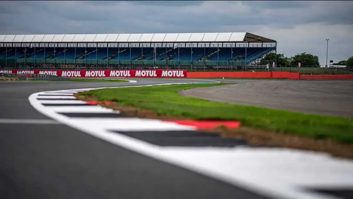 Sirkuit Silverstone Inggris dengan suasana paddock dan lintasan balap MotoGP