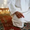 Seorang muslim sedang sujud dalam sholat tahajud di malam hari