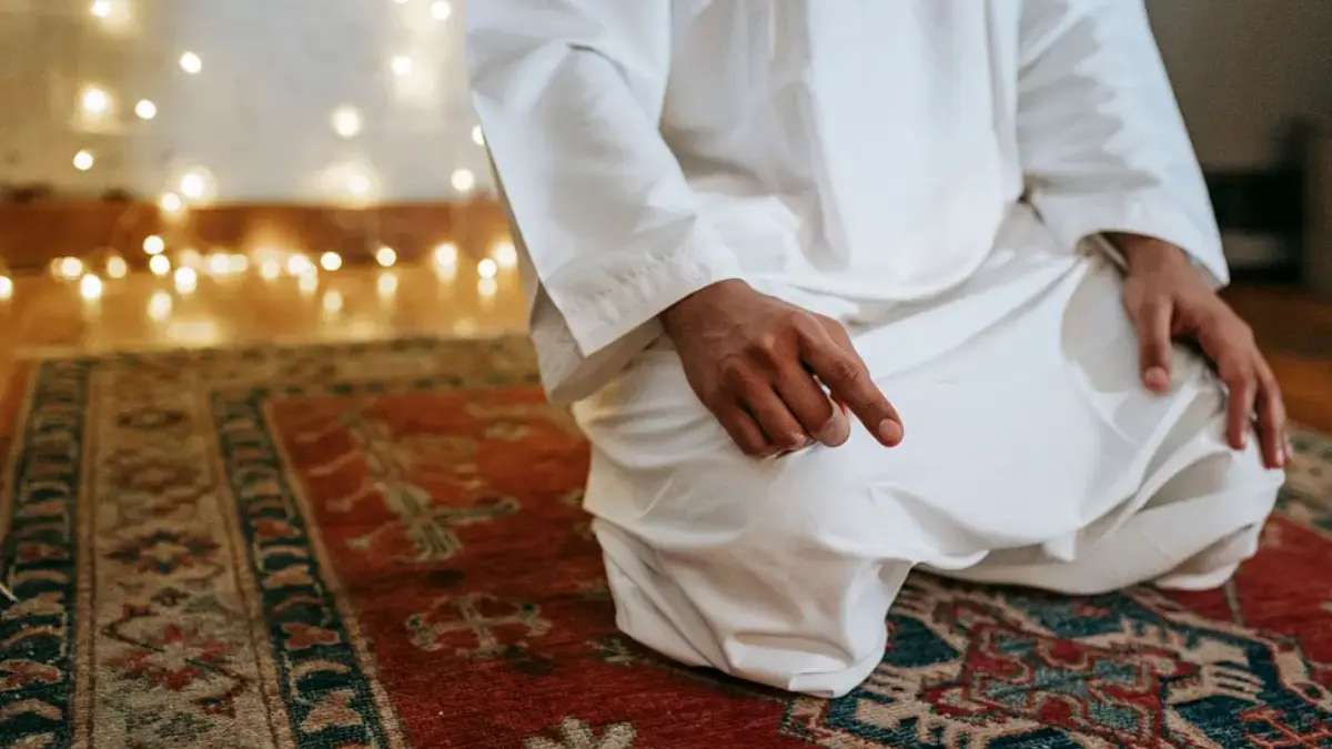 Jangan Lewatkan! Jam 4 Pagi Masih Waktu Mustajab untuk Sholat Tahajud, Ini Penjelasannya Seorang muslim sedang sujud dalam sholat tahajud di malam hari