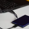 Seseorang menghubungkan hard drive eksternal ke laptop