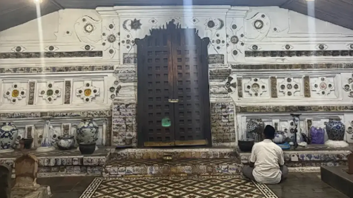 Makam Sunan Gunung Jati di Astana Gunung Jati Cirebon dengan suasana sakral