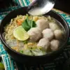Kolase bakso berkuah dengan pentol daging dan pelengkap