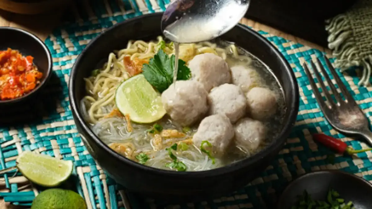 Kolase bakso berkuah dengan pentol daging dan pelengkap