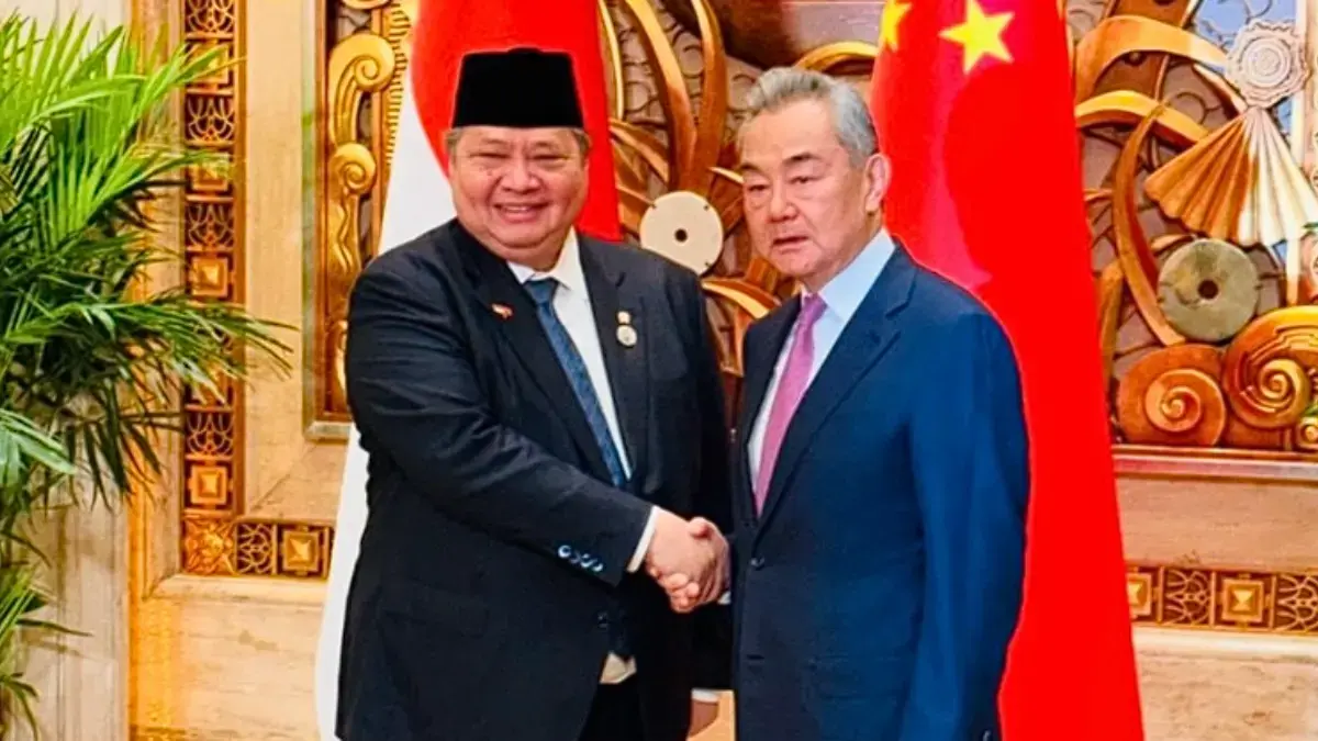 Menteri Luar Negeri China Wang Yi dan Menko Airlangga Hartarto di pertemuan WAICO Shanghai 2026
