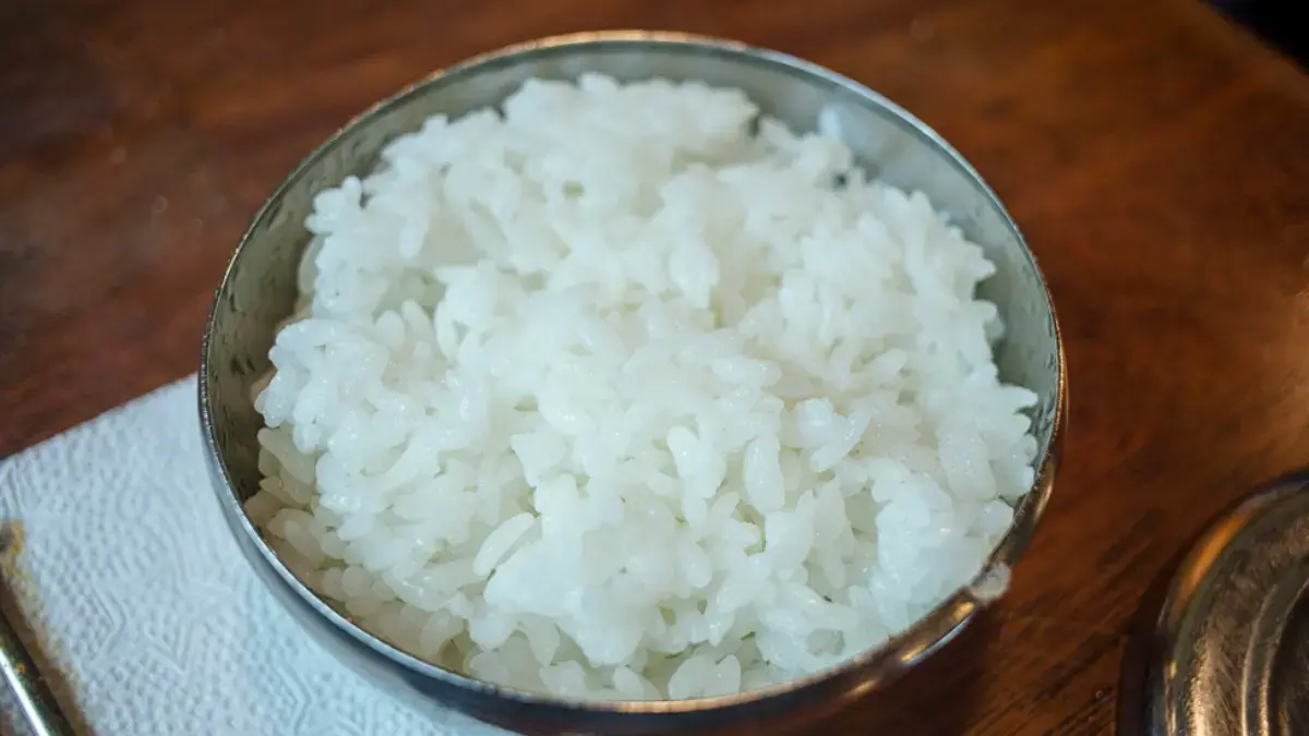 Rahasia Memasak Nasi Pulen yang Terungkap! 7 Tips Anti Gagal untuk Hasil Sempurna Semangkuk nasi putih pulen