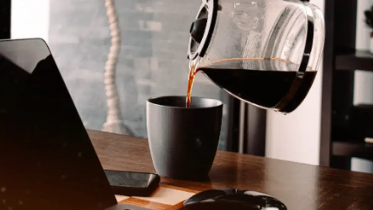 Minum Kopi di Pagi Hari: Manfaat, Efek Samping, dan Waktu Terbaik Menurut Sains secangkir kopi hitam di atas meja kayu