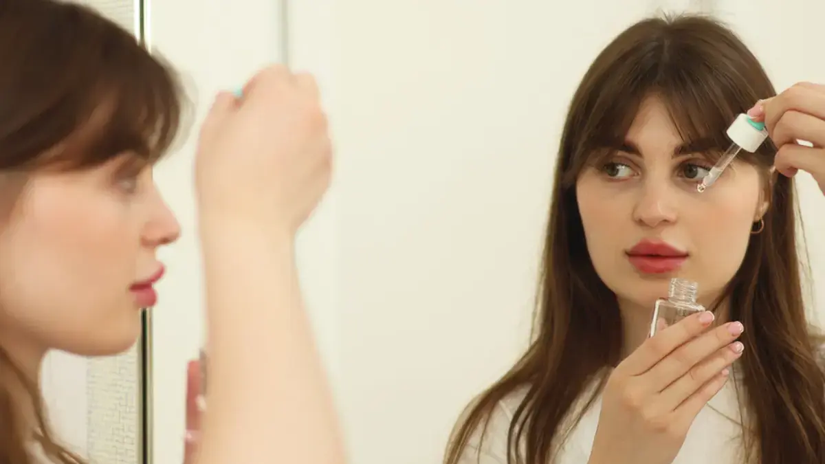 Rekomendasi Skincare Wajib untuk Kulit Sehat dan Glowing Ilustrasi seorang wanita memakai skincare