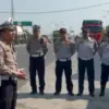 Petugas Satlantas Polresta Cirebon melakukan operasi ETLE Hand Held di wilayah timur Cirebon
