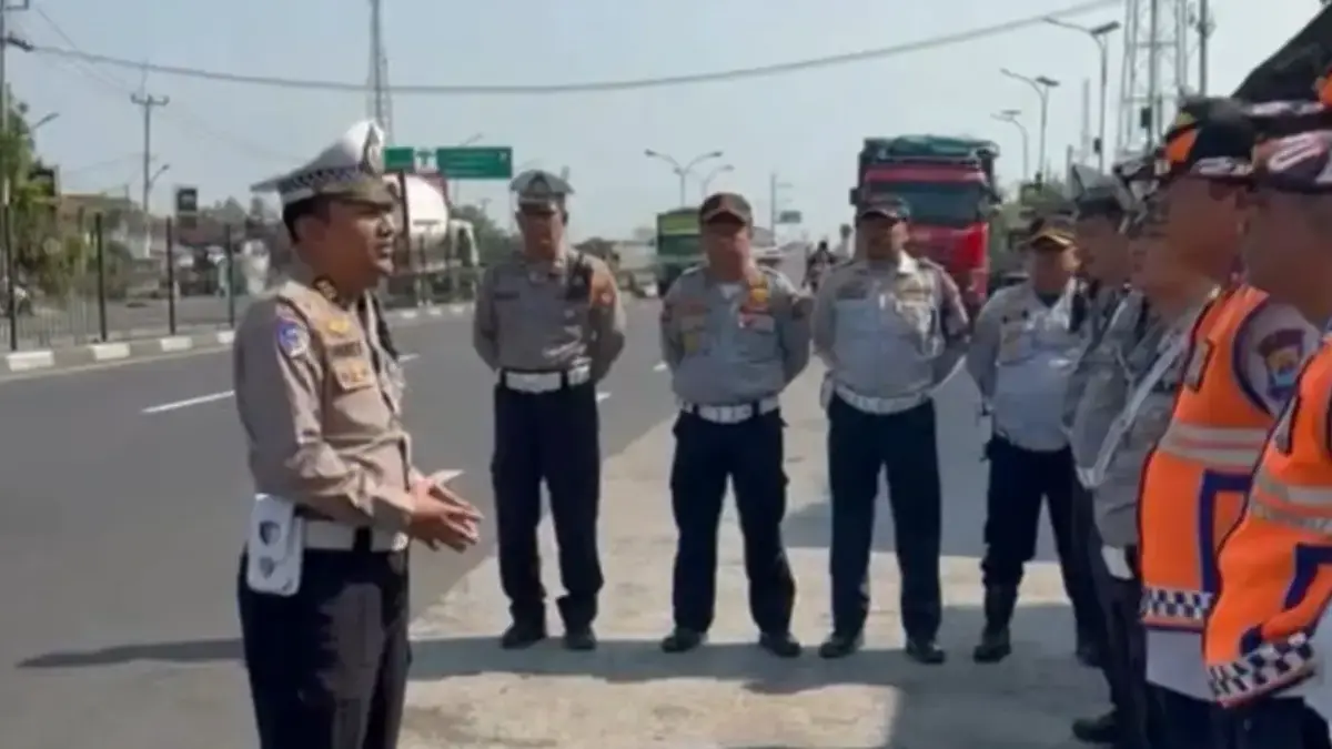 104 Nyawa Melayang di Cirebon Timur dalam Setahun, ETLE Tembak 378 Pelanggar! Helm SNI Masih Jadi Musuh Utama Petugas Satlantas Polresta Cirebon melakukan operasi ETLE Hand Held di wilayah timur Cirebon
