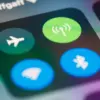 Ilustrasi smartphone dengan mode pesawat