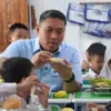buatkan caption gambar ini sesuai isi artikel diatas, singkat saja.