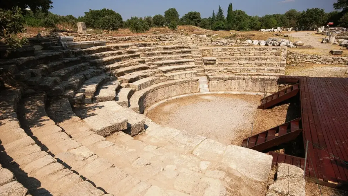 Film The Odyssey Karya Nolan Ramai Dibicarakan, Tapi Tahukah Kamu Kota Troya Asli Benar-Benar Ada? Reruntuhan kota kuno Troya di bukit Hisarlik, Turki dengan latar belakang langit biru dan puing-puing batu kun