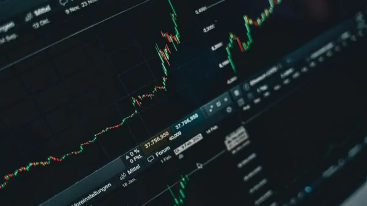 IHSG Akhir Pekan Menguat 0,80% ke 6.236, Saham Komoditas dan Properti Jadi Motor Utama! Ilustrasi Grafik pergerakan IHSG