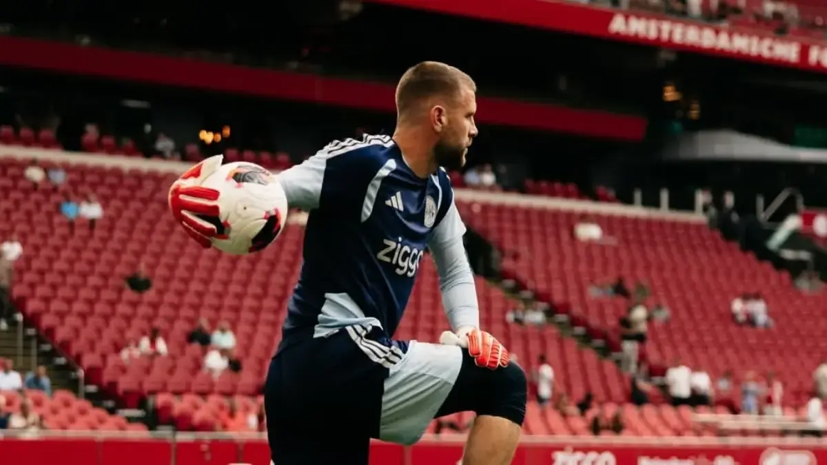 Maarten Paes Bawa Ajax Lolos ke Kualifikasi III, Pelatih Masih Incar Kiper Anyar foto