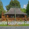 Keraton Kasepuhan Cirebon dengan gapura bentar