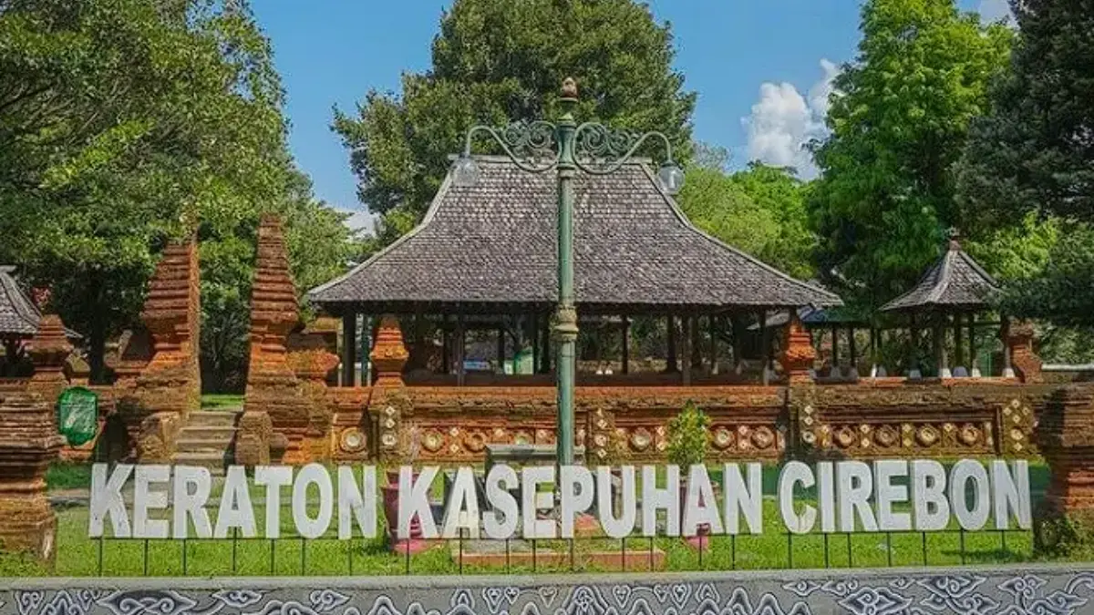 Keraton Kasepuhan Cirebon dengan gapura bentar