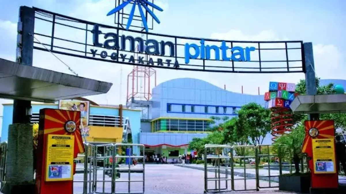 Tempat Wisata Edukatif yang Menginspirasi: Liburan Sambil Belajar untuk Keluarga Kolase anak-anak bermain dan belajar di Taman Pintar Yogyakarta