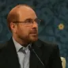 Mohammad Bagher Ghalibaf berbicara di podium parlemen Iran