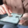 ilustrasi menggunakan handphone