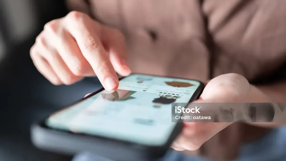 Pilih Internet Rumah Jangan Cuma Lihat Kecepatan, Ini Faktor Penting yang Wajib Diperhatikan ilustrasi menggunakan handphone