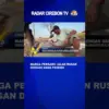 Warga Perbaiki Jalan Rusak Dengan Dana Pribadi