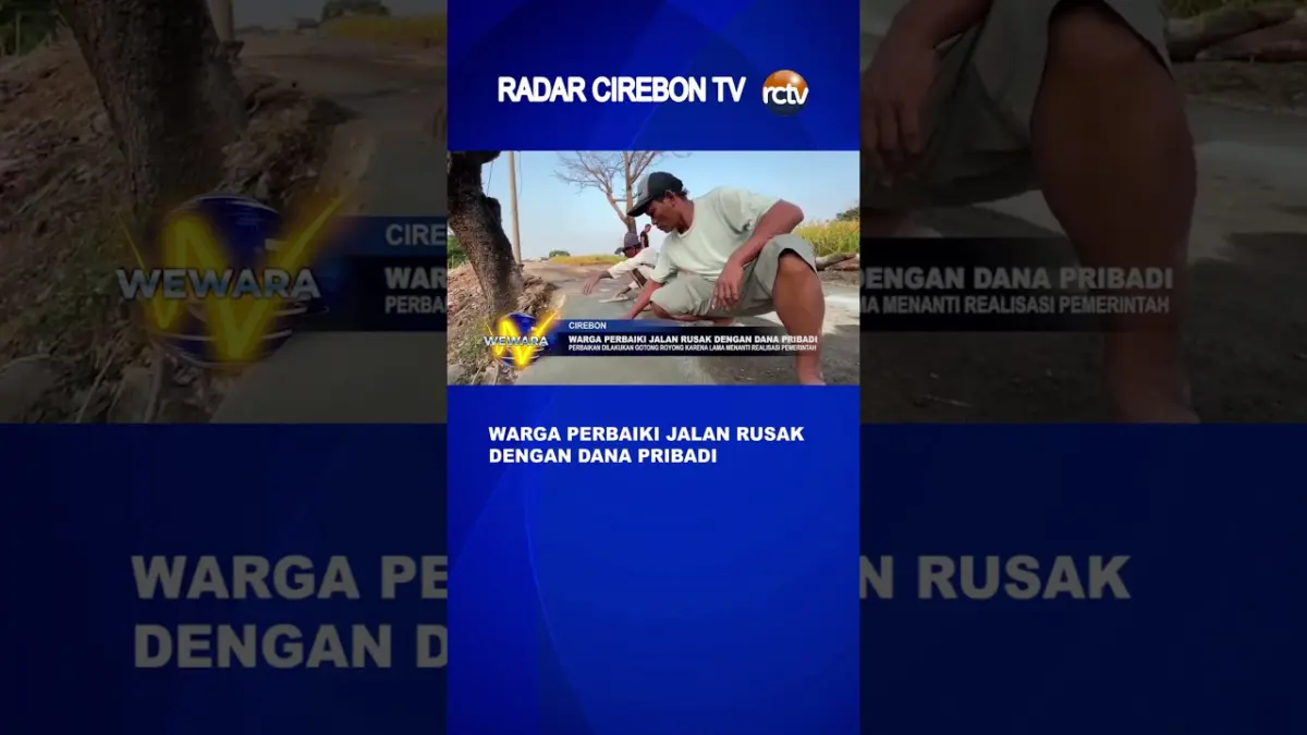 Warga Perbaiki Jalan Rusak Dengan Dana Pribadi
