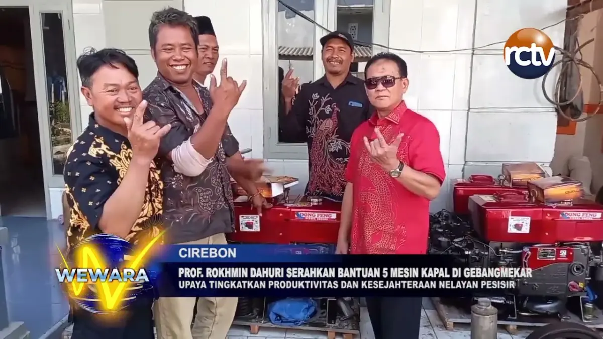 Prof. Rokhmin Dahuri Serahkan Bantuan 5 Mesin Kapal Di Gebangmekar