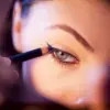 Makeup yang tahan lama bukan berarti harus diaplikasikan setebal mungkin.