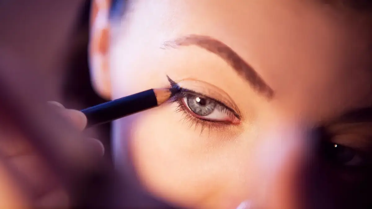 Cara Agar Makeup Tahan Lama Saat Konser, Anti Luntur dan Tetap On Point Makeup yang tahan lama bukan berarti harus diaplikasikan setebal mungkin.