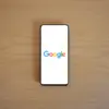 Google menghadirkan fitur baru pada aplikasi Phone by Google yang mampu mendeteksi panggilan palsu.