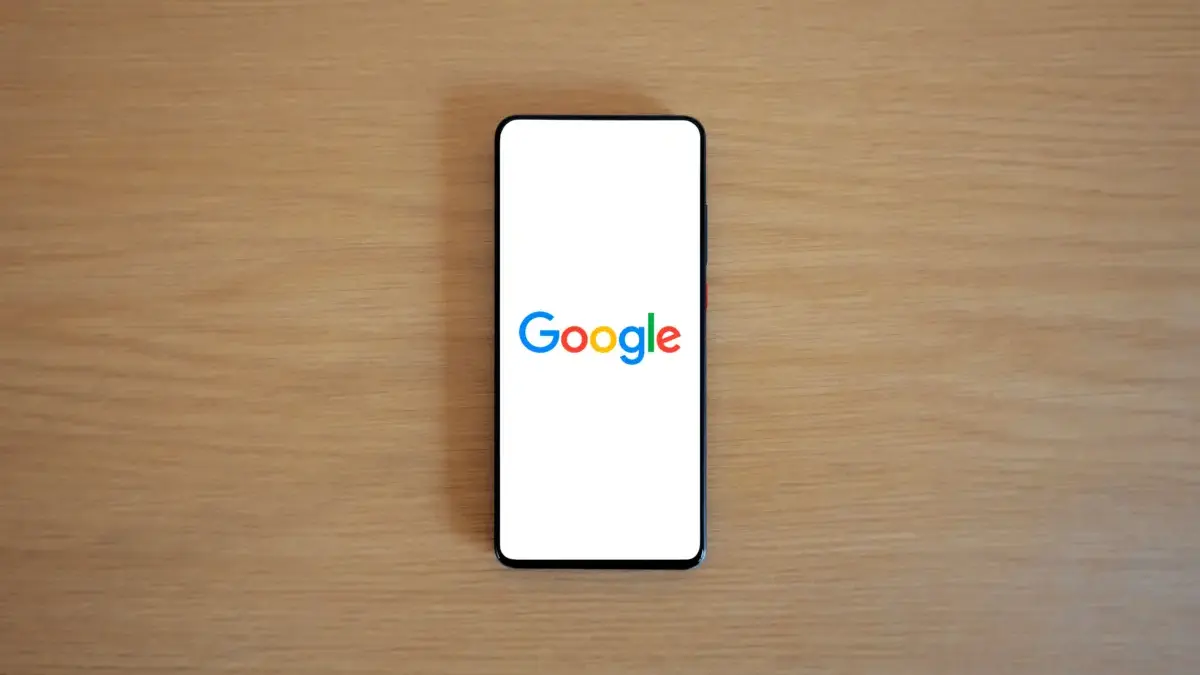 Google menghadirkan fitur baru pada aplikasi Phone by Google yang mampu mendeteksi panggilan palsu.