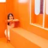 Salah satu warna yang kerap dikaitkan dengan kepribadian yang kuat adalah oranye.