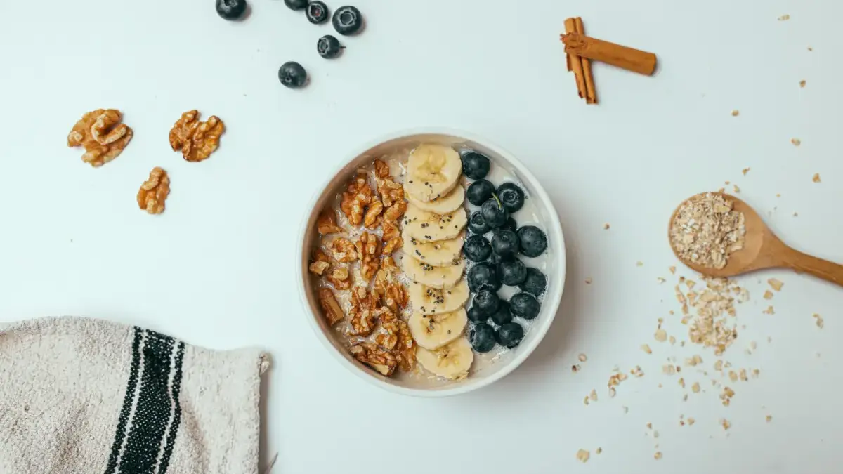7 Makanan Tinggi Protein dan Serat yang Cocok untuk Defisit Kalori Makanan tinggi protein dan serat diketahui dapat membantu memperlambat proses pencernaan.