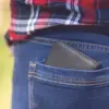 Posisi dompet yang mengganjal salah satu sisi bokong dapat membuat postur tubuh berubah tanpa disadari.