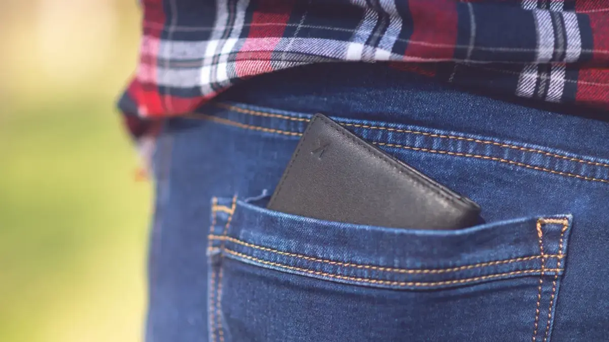 Posisi dompet yang mengganjal salah satu sisi bokong dapat membuat postur tubuh berubah tanpa disadari.