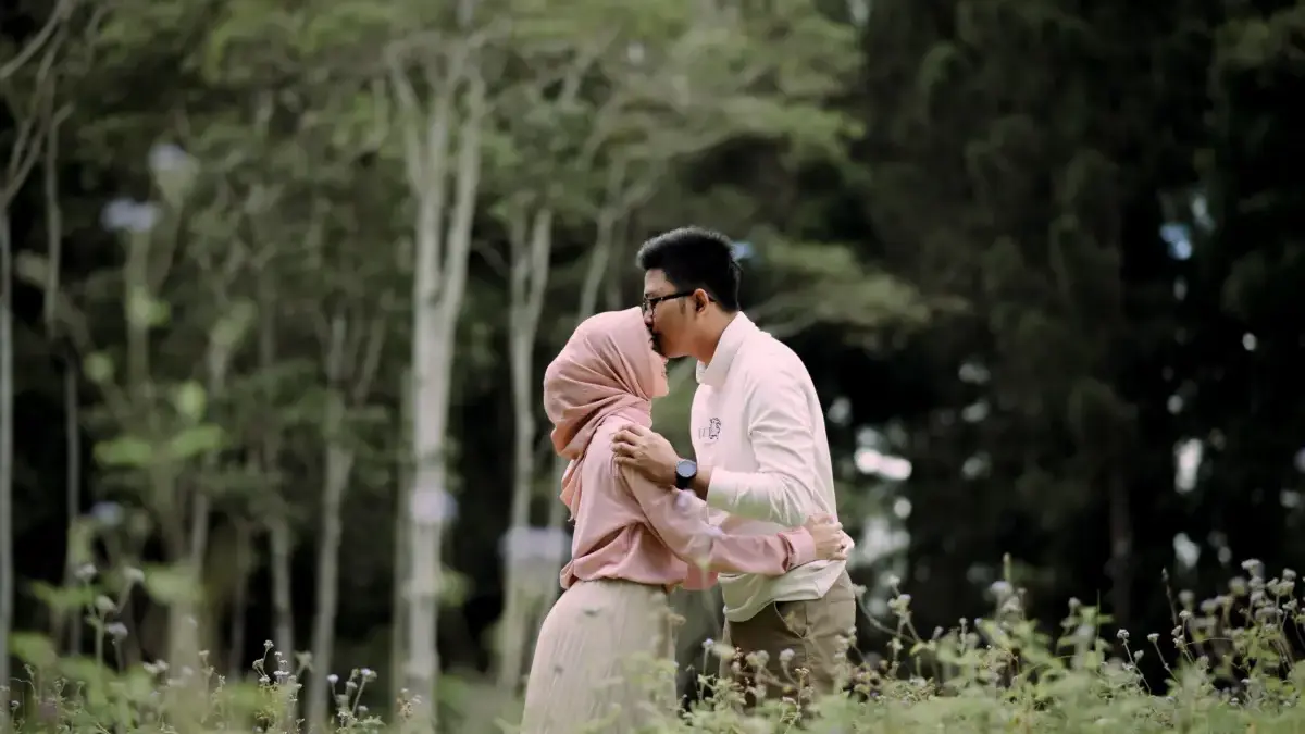 International Kissing Day: Kenali Arti Ciuman di Kening, Pipi, dan Bagian Tubuh Lain Ciuman di kening dikenal sebagai salah satu bentuk ekspresi cinta yang paling tulus.