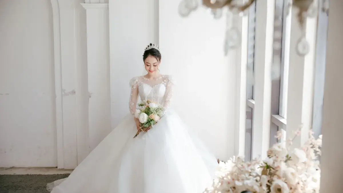 Mengapa Gaun Pengantin Identik dengan Warna Putih? Ini Fakta Sejarahnya Meski kini tersedia banyak pilihan warna gaun pengantin, warna putih tetap menjadi simbol yang paling populer.