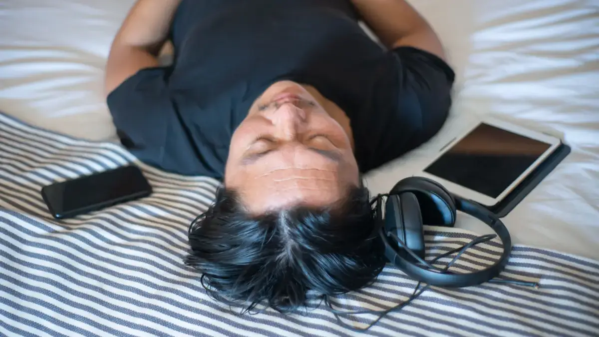 Sebagian orang lebih mudah tertidur saat mendengarkan suara latar atau background noise.
